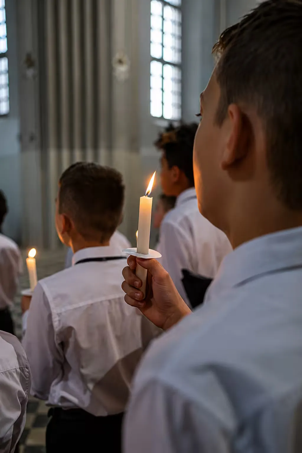 Niños sosteniendo velas encendidas durante una ceremonia