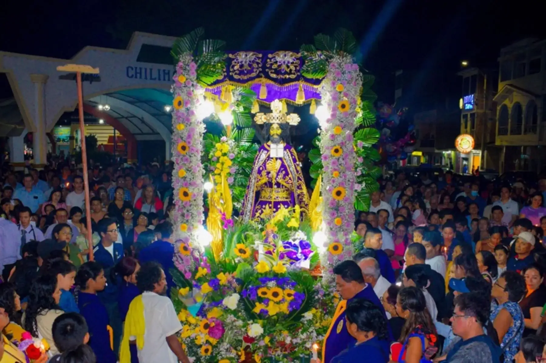 Coro participando en una procesión nocturna con velas