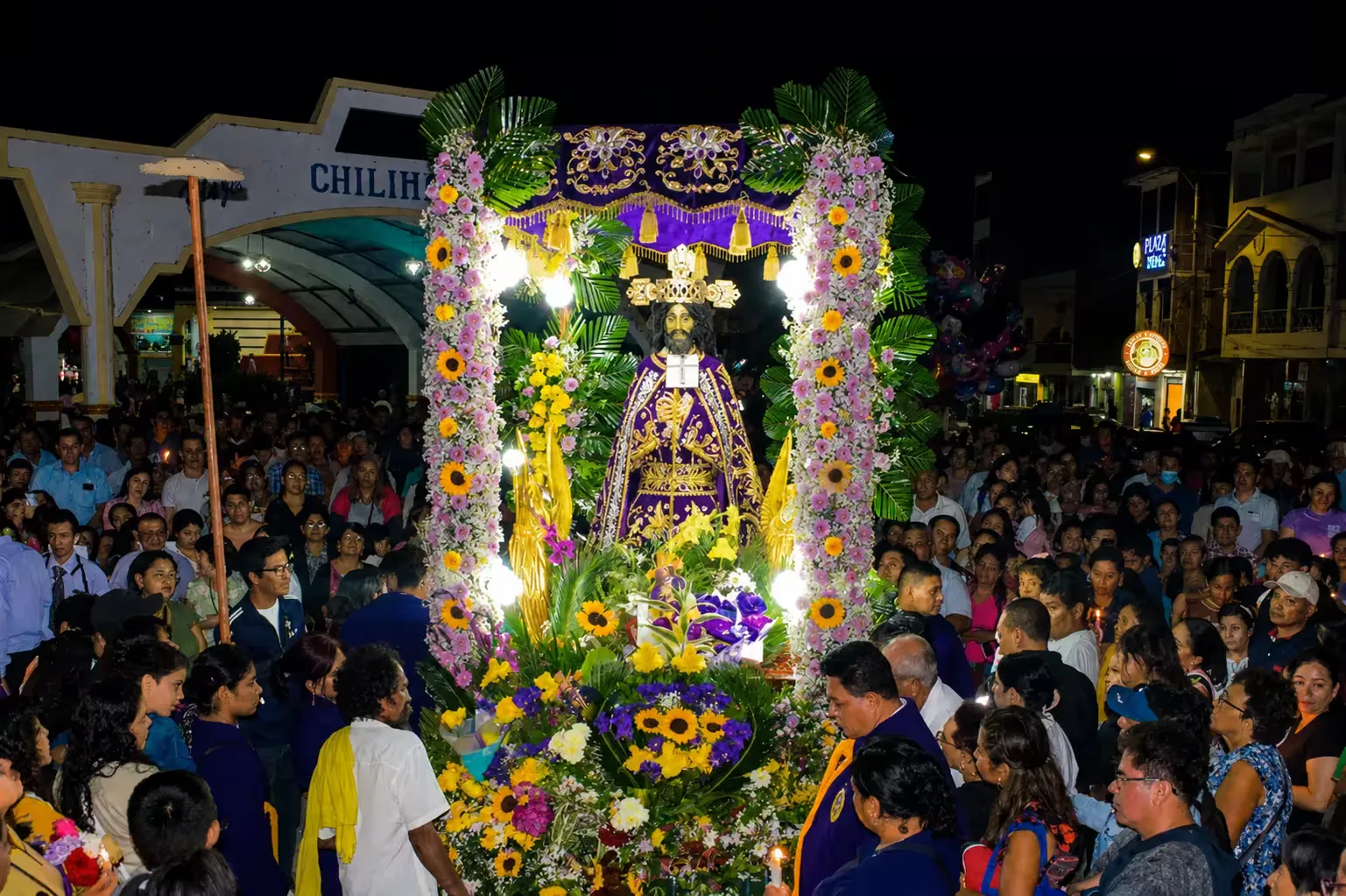 Coro participando en una procesión nocturna con velas
